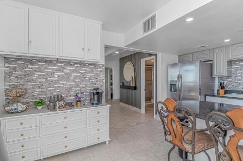 Breathtaking Penthouse At Holiday Towers! Stunning Views! Breathtaking Penthouse At Holiday Towers! Stunning Views!