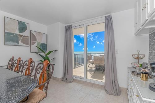 Breathtaking Penthouse At Holiday Towers! Stunning Views! Breathtaking Penthouse At Holiday Towers! Stunning Views!