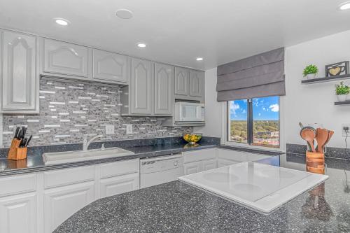 Breathtaking Penthouse At Holiday Towers! Stunning Views! Breathtaking Penthouse At Holiday Towers! Stunning Views!