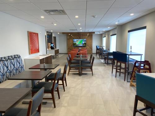 Holiday Inn Express & Suites Elyria, an IHG Hotel