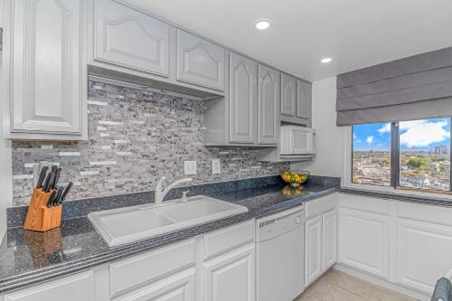 Breathtaking Penthouse At Holiday Towers! Stunning Views! Breathtaking Penthouse At Holiday Towers! Stunning Views!