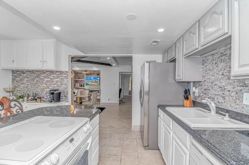 Breathtaking Penthouse At Holiday Towers! Stunning Views! Breathtaking Penthouse At Holiday Towers! Stunning Views!