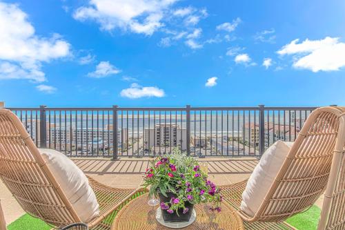 Breathtaking Penthouse At Holiday Towers! Stunning Views! Breathtaking Penthouse At Holiday Towers! Stunning Views!