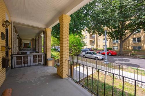 Updated 2BR Apartment with Free Parking in DC