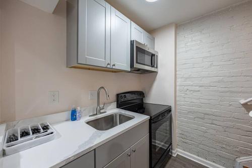 Updated 2BR Apartment with Free Parking in DC