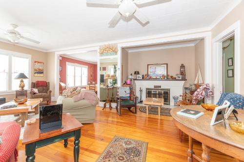 Shorewood Cottage - close to town & beach! in South Haven, USA