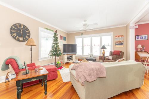 Shorewood Cottage - close to town & beach! in South Haven, USA