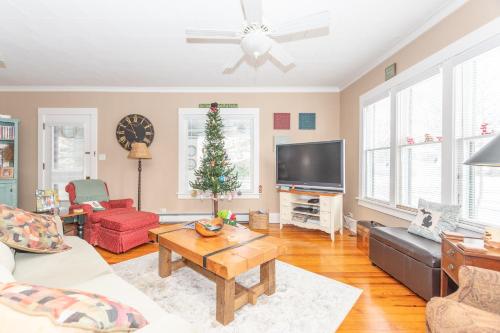 Shorewood Cottage - close to town & beach! in South Haven, USA