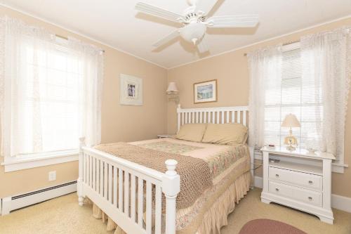 Shorewood Cottage - close to town & beach! in South Haven, USA