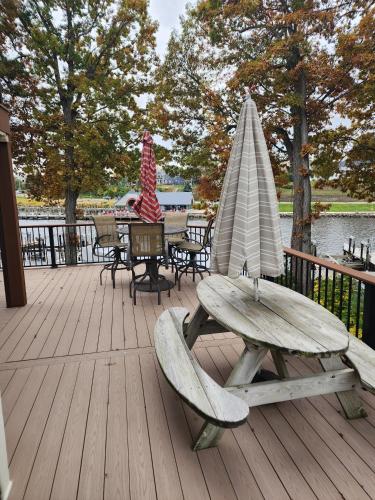 Riverside- Waterviews-1 block to beach in South Haven, USA