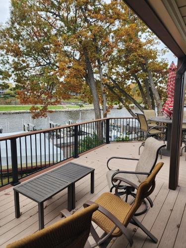 Riverside- Waterviews-1 block to beach in South Haven, USA