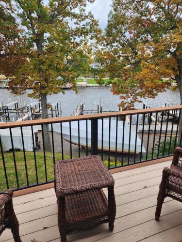 Riverside- Waterviews-1 block to beach in South Haven, USA