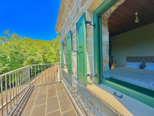Waterfall Kataraktis Vatatsi in Agnanta
