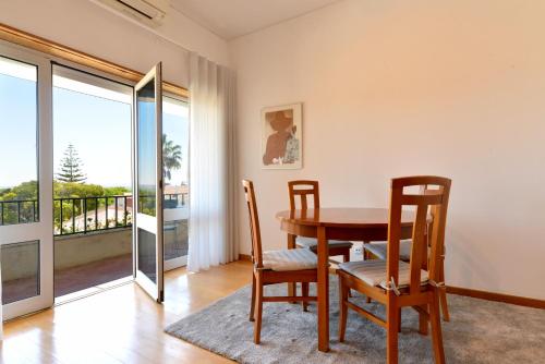 Sea View Family Apartment - Balcony - Free Parking - Walk to Beach - image 4