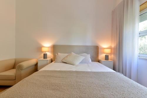 Sea View Family Apartment - Balcony - Free Parking - Walk to Beach - image 3