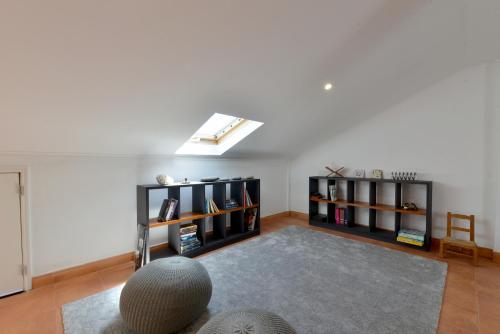 Sea View Family Apartment - Balcony - Free Parking - Walk to Beach - image 5