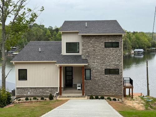 Grants Point Lake House in Williamstown, USA