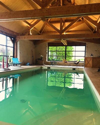 MAISON DE VACANCES AVEC PISCINE INTERIEURE - Le Grand Champagne - Bourg-le-Roi