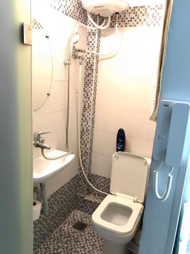 浴室, New elegant Studio in the center of Thessaloniki in 新海灘區