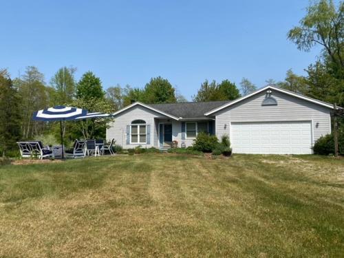 Fields of Fennville - Located on Lakeshore drive - pet friendly - close to public beach access! in Fennville, USA