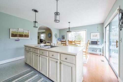 Fields of Fennville - Located on Lakeshore drive - pet friendly - close to public beach access! in Fennville, USA