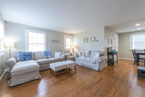 Firefly Cottage - close to beach & town! in South Haven, USA