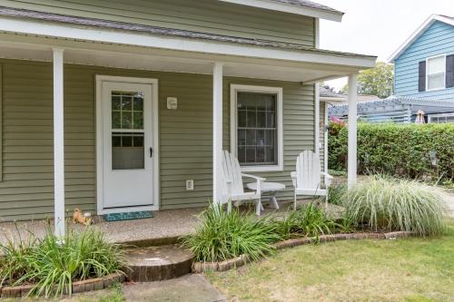 Firefly Cottage - close to beach & town! in South Haven, USA