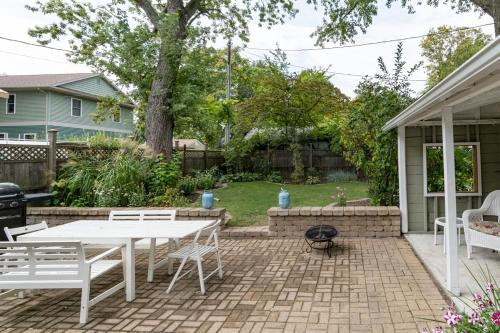 Firefly Cottage - close to beach & town! in South Haven, USA