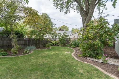 Firefly Cottage - close to beach & town! in South Haven, USA