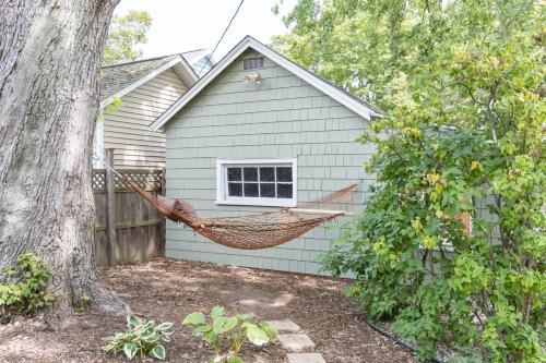 Firefly Cottage - close to beach & town! in South Haven, USA