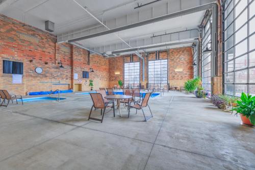 Ground Floor Getaway- Year round pool and hot tub in South Haven, USA