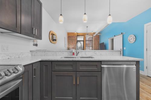 Ground Floor Getaway- Year round pool and hot tub in South Haven, USA