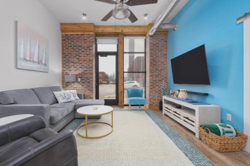 Ground Floor Getaway- Year round pool and hot tub in South Haven, USA