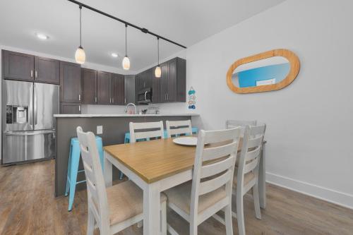 Ground Floor Getaway- Year round pool and hot tub in South Haven, USA