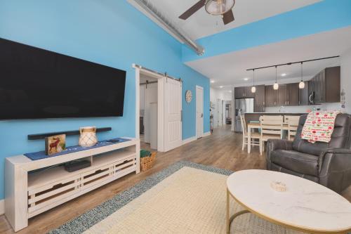 Ground Floor Getaway- Year round pool and hot tub in South Haven, USA