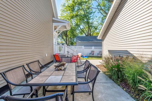 LAKE ESCAPE cottage located 5 blocks to Lake Michigan with Blue Stairs beach access in South Haven, USA