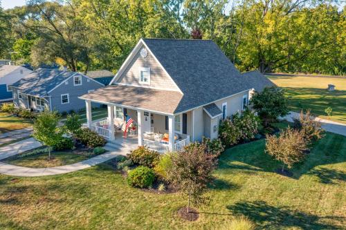 LAKE ESCAPE cottage located 5 blocks to Lake Michigan with Blue Stairs beach access in South Haven, USA