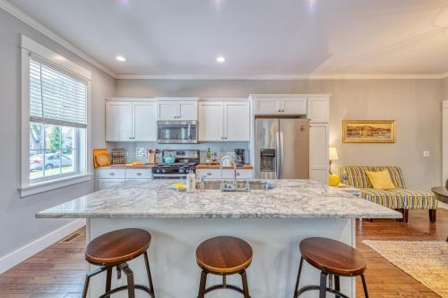 LAKE ESCAPE cottage located 5 blocks to Lake Michigan with Blue Stairs beach access in South Haven, USA