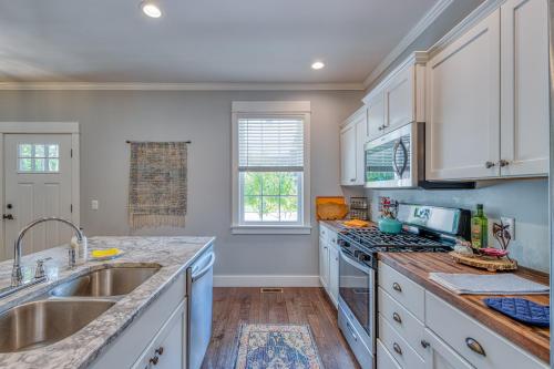 LAKE ESCAPE cottage located 5 blocks to Lake Michigan with Blue Stairs beach access in South Haven, USA