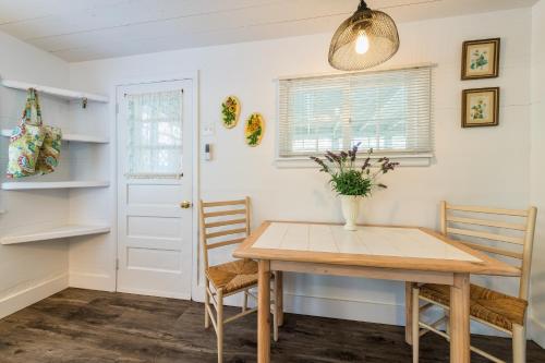 Lakeside Cottage - Right across of Westside County Park with lake access in Douglas (MI)