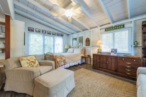 Lakeside Cottage - Right across of Westside County Park with lake access in Fennville, USA