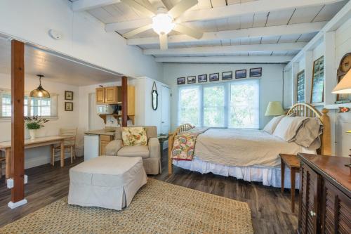 Lakeside Cottage - Right across of Westside County Park with lake access in Douglas (MI)