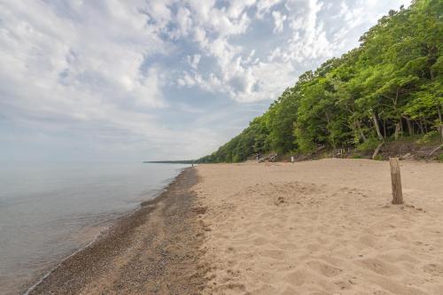 Lakeside Cottage - Right across of Westside County Park with lake access in Douglas (MI)