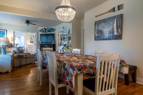 For Pete's Sake - private pickleball court & 2 blocks to beach!