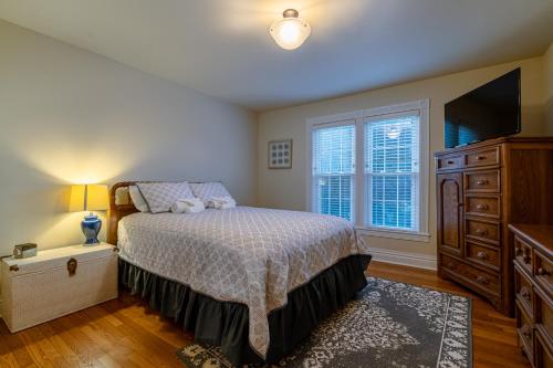 For Pete's Sake - private pickleball court & 2 blocks to beach!