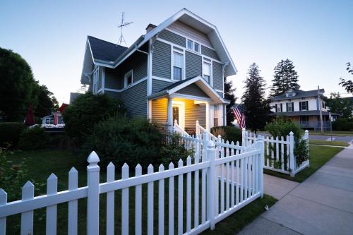 For Pete's Sake - private pickleball court & 2 blocks to beach!