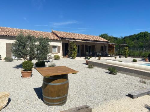 Villa climatisée avec piscine CHAUFFÉE au cœur du massif d'Uchaux , calme absolu !