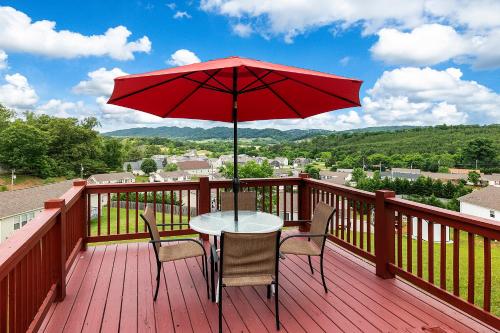 Scenic Views & Majestic Sunsets, Relax Like Home! in Dandridge, Vereinigte Staaten von Amerika