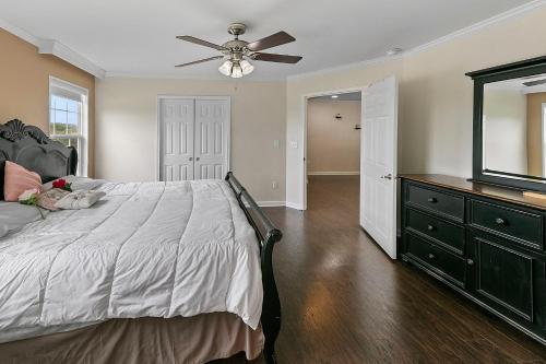 Scenic Views & Majestic Sunsets, Relax Like Home! in Dandridge, USA