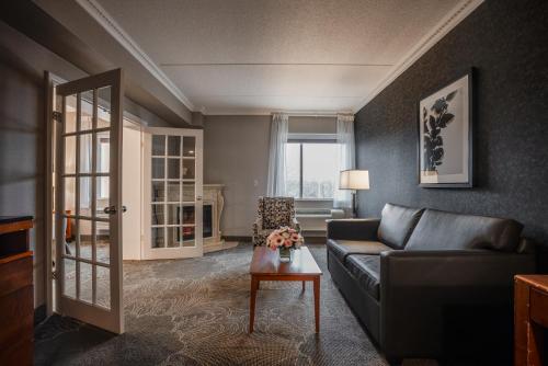 Monte Carlo Inn Barrie - Newly Renovated